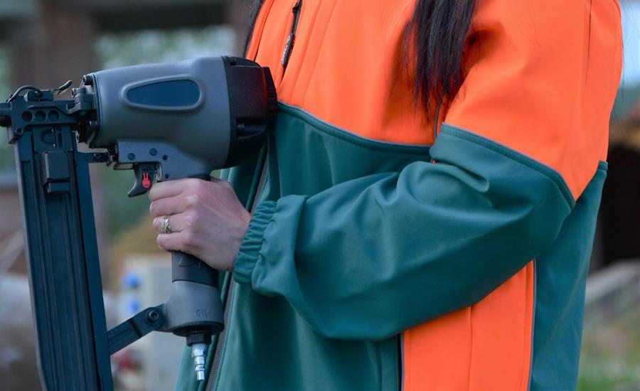 pneumatisk spikpistol ett måste att ha på byggarbetsplatsen helt enkelt